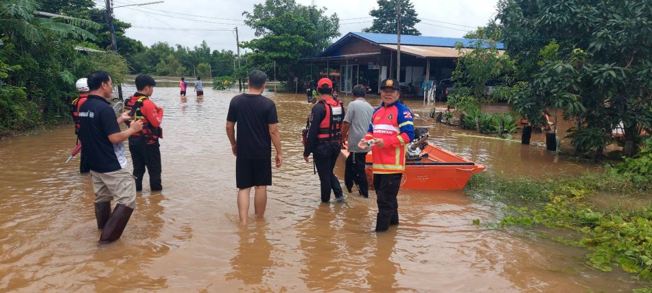 นายกลงพื้นที่ตรวจออกสำรวจน้ำท่วมในเขตพื้นที่ตำบลหนองสนม