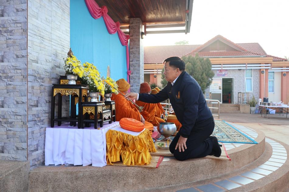 ทำบุญตักบาตร